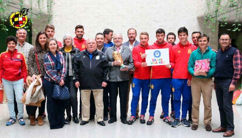 La Sub-19 saca una sonrisa a los niños del hospital Juan Ramón Jiménez