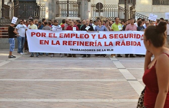 Un centenar de empleados de la refinería pide que no se recorte en seguridad