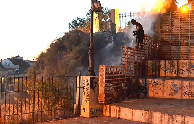 Un incendio en la trasera de San Pedro levanta una intensa humareda en el centro