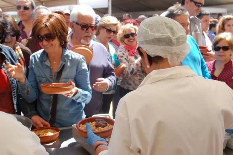 Más de 3.000 personas disfrutan del cocido más grande del mundo en Jabugot
