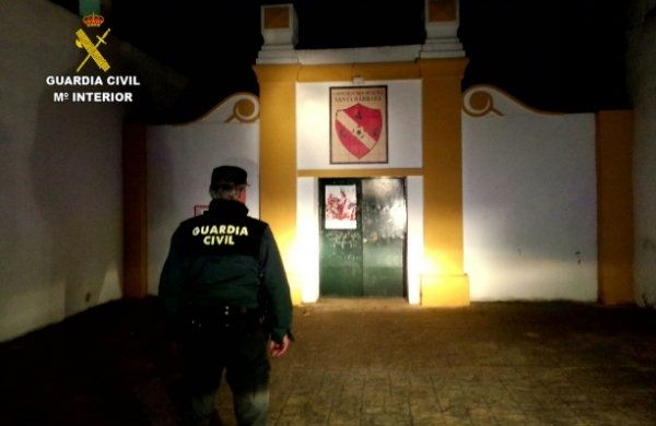 La Guardia Civil detiene a dos jóvenes tras sorprenderlos robando en el campo de fútbol de Tharsis