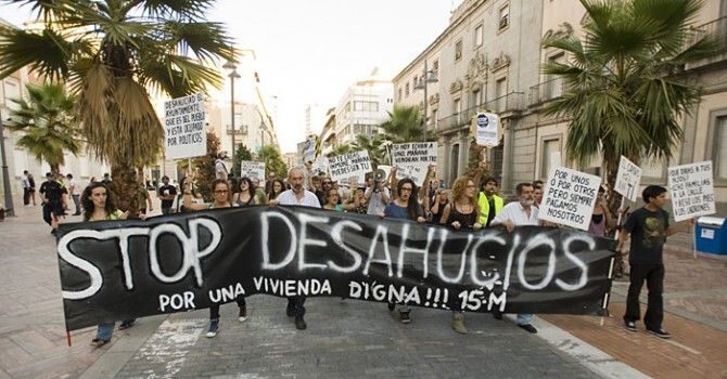 Un centenar de personas exige la paralización de los desahucios 'de un sistema que no nos representa'