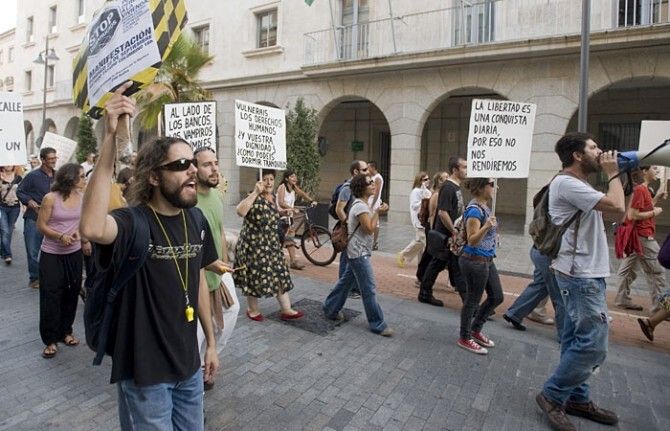 Un centenar de personas exige la paralización de los desahucios 'de un sistema que no nos representa'