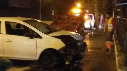 Un herido leve tras un aparatoso choque de su vehículo enfrente del ambulatorio de Las Adoratrices