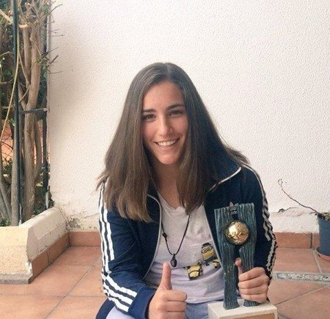 Sara Serrat recibe el premio Fútbol Draft 2015 deseando volver a jugar