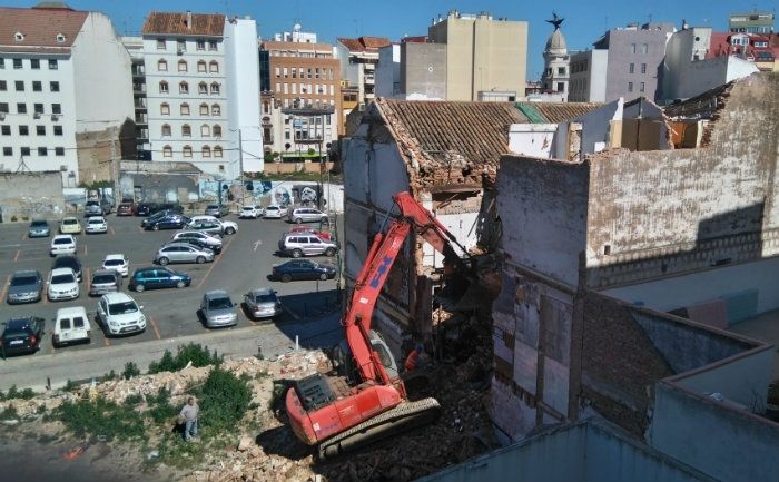 Comienza el derribo de dos casas en el viejo mercado del Carmen