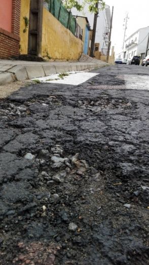 El maltrecho asfalto de la calle Las Crucecitas en Zalamea la Real