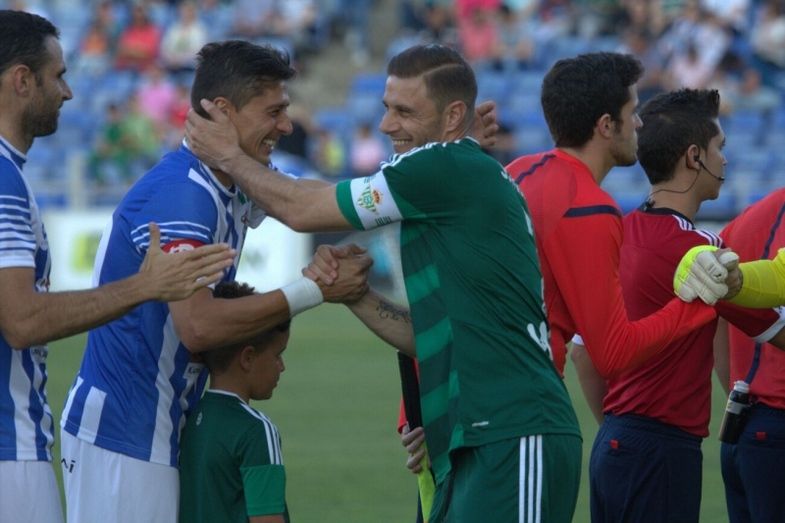 Fiesta en la grada y goleada en el césped como despedida (0-4)