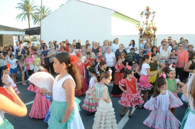 Los palermos disfrutan de la Cruz de Mayo en la Barriada de Río Gulf