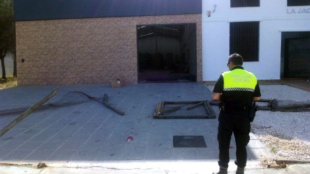 La Policía Local de Almonte detiene a tres personas tras robar en la empresa La Jaca de la localidad