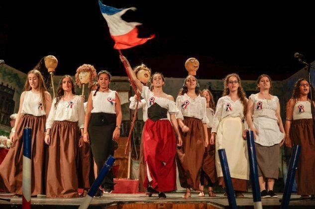 Unos 70 alumnos de Ayamonte representan 'La Revolución Francesa' en ayuda a los refugiados sirios