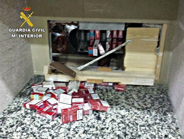 Intervenidas 3.000 cajetillas de tabaco de contrabando ocultas en la pared de un bar de la capital