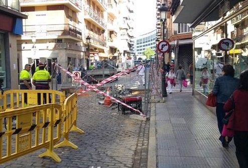 Un salidero de agua obliga a cortar el suministro en un bloque de 16 viviendas de la calle Gravina