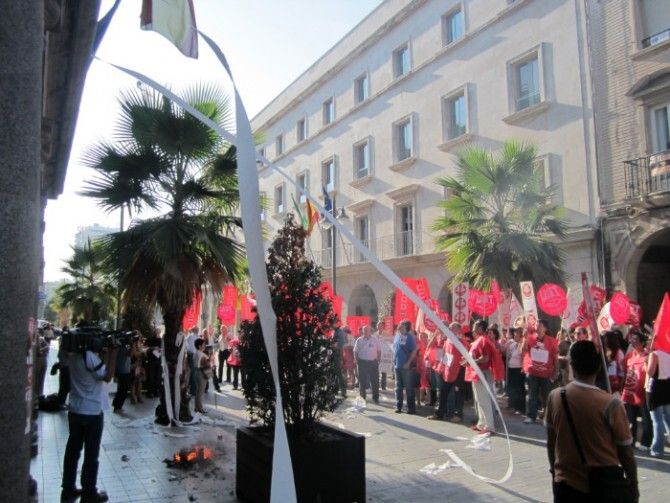 UGT y CCOO protestan contra las políticas “insolidarias y antisociales” del Gobierno contra la crisis