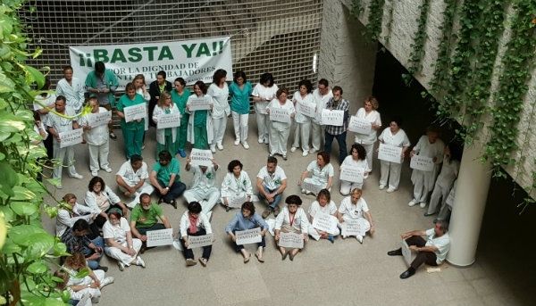 'Sentada silenciosa' de protesta de los trabajadores del Hospital Juan Ramón Jiménez