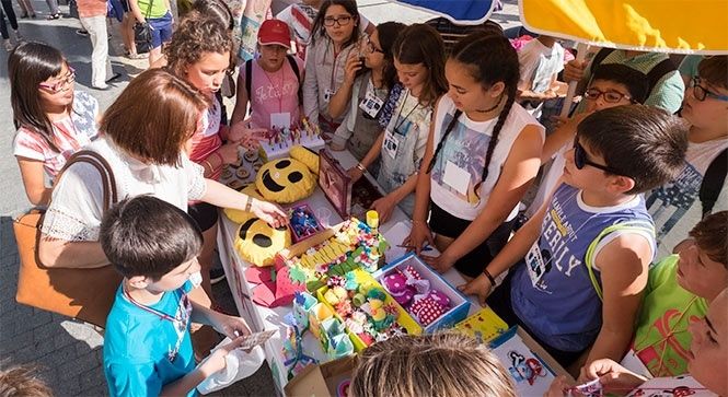 Cientos de jóvenes convierten la plaza de las Monjas en un mercadillo de emprendedores