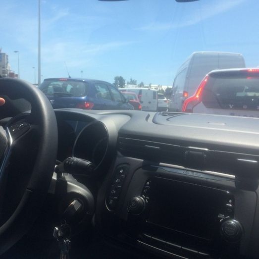 Grandes atascos en el Puente del Odiel durante el mediodía y la tarde