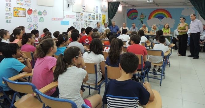 El programa municipal 'Conoce a tus mayores' ha contado con la participación de 700 niños onubenses