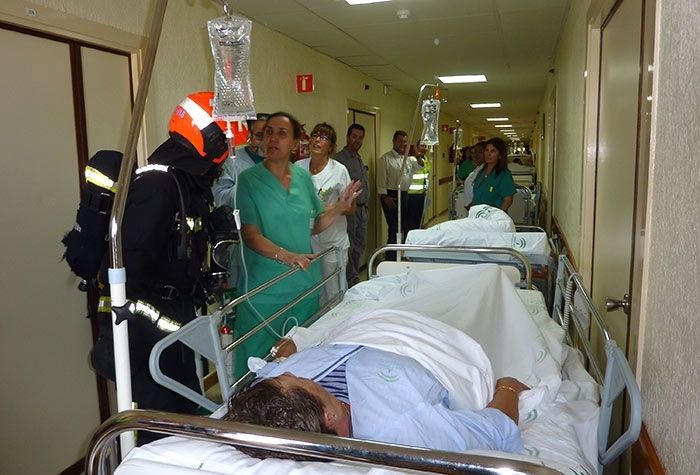 El hospital Vázquez Díaz evacua a pacientes encamados y familiares por un simulacro de incendio en la tercera planta