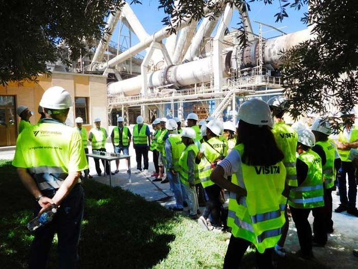 Cementera Cosmos en Niebla recibe la visita de 300 personas en una jornada de puertas abiertas