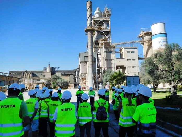 Cementera Cosmos en Niebla recibe la visita de 300 personas en una jornada de puertas abiertas