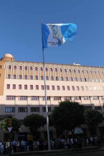 La bandera del Decano ondea tras ser izada por una esperanza colectiva