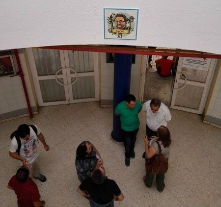 Azulejo en recuerdo de Marco Macías en el IES Pablo Neruda