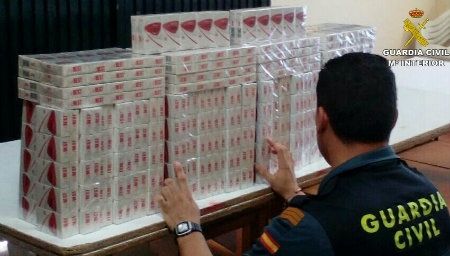 Le descubren transportando 500 cajetillas de tabaco de contrabando porque se puso nervioso por la presencia policial