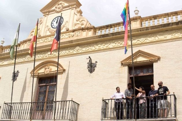 La bandera arcoiris ondea en varios ayuntamientos de la provincia con motivo del Día del Orgullo LGTBi