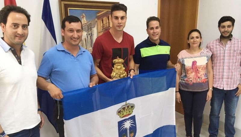 El Ayuntamiento de Rociana homenajea a Naranjo