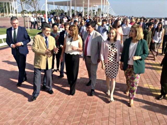 Ana Pastor y Susana Díaz presiden la inauguración del Paseo de la Ría, 'un sueño hecho realidad'