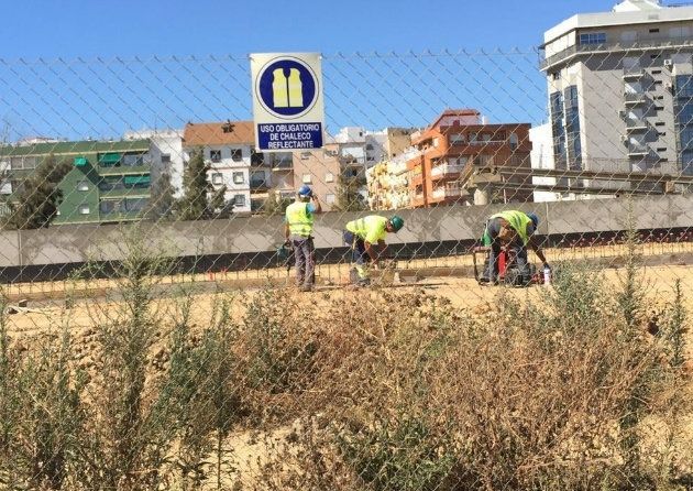 Denuncian a las constructoras de la estación de tren de Huelva 'por emplear trabajadores a las cinco de la tarde'