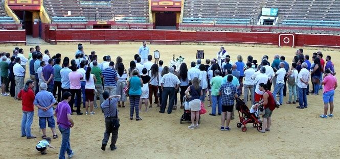 La afición taurina onubense honra con una oración la memoria de Víctor Barrio