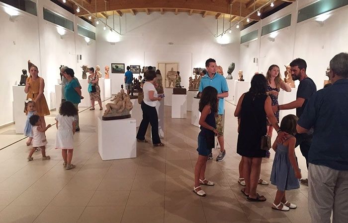 La Antilla acoge una exposición colectiva de escultura con la participación de 13 reconocidos artistas