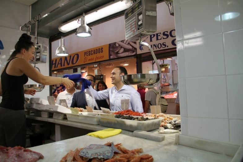 El mercado Isla Cristina se convierte en escenario gastronómico de la campaña 'Que sea de Huelva'