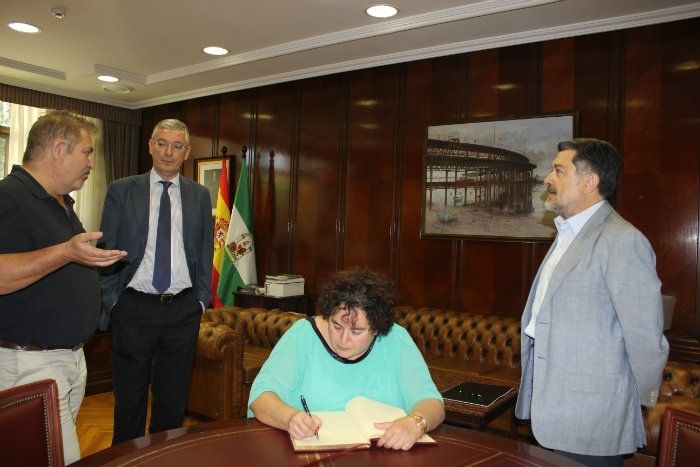 La consejera de Políticas Agrarias de la Junta de Extremadura visita el Puerto de Huelva