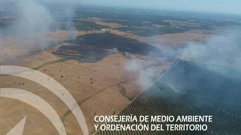 Controlado el incendio de Villablanca, que arrasa 12 hectáreas de pasto y ocho de matorral