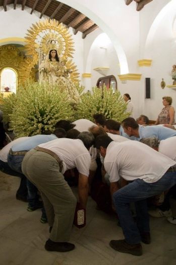 Los beasinos, preparados para trasladar a su Patrona a la Aldea de Clarines