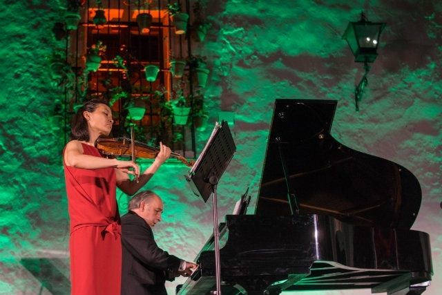 Muñoz Cañivano y Atsuko Neriishi dan paso al guitarrista Miguel Ángel Cortés en el Festival de Música de Ayamonte