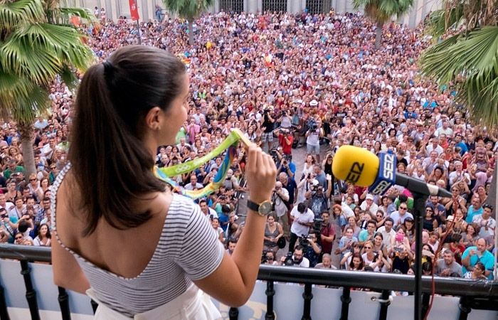 Miles de onubenses ovacionan a una emocionada Carolina Marín al son de la salve rociera