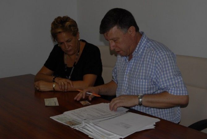 Entregados 12 cheques bañeras a mayores de Palos