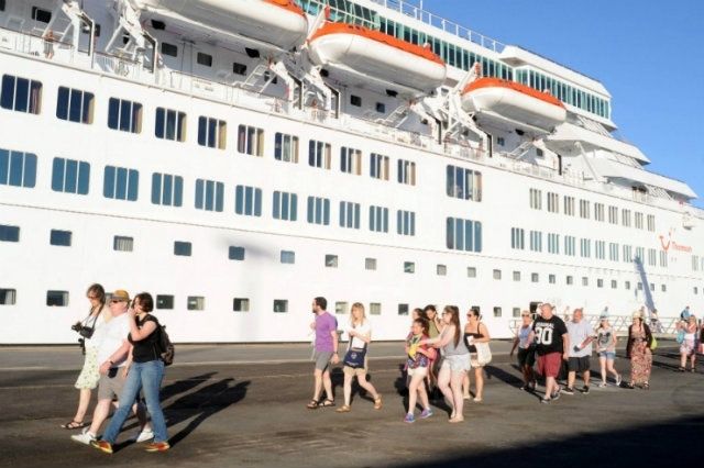 El buque Thomson Majesty, con más de 1.443 pasajeros, hace escala este viernes en el Puerto de Huelva