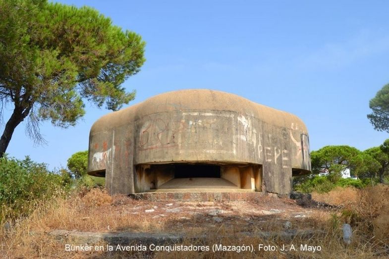 Nueve búnkeres de la II Guerra Mundial permanecen en la costa de Huelva llenos de basuras y pintadas