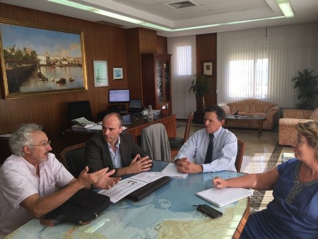 La Mesa de la Ría se reúne con la Autoridad Portuaria de Cádiz para impulsar la conexión marítima con Huelva
