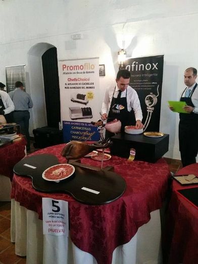 Juan Antonio Pérez se impone en el Concurso Nacional de cortadores de jamón de Lucena del Puerto