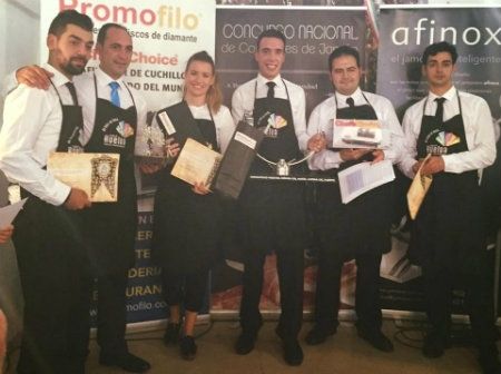 Juan Antonio Pérez se impone en el Concurso Nacional de cortadores de jamón de Lucena del Puerto