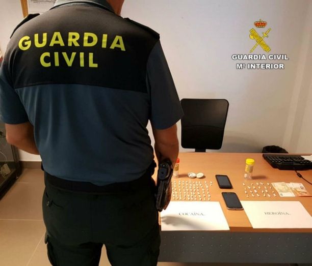 La Guardia Civil desarticula un punto de venta de drogas en Bollullos y detiene a su responsable