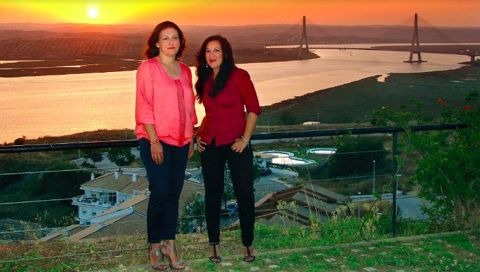 Una maestra y la madre de una alumna editan un libro que recorre el mundo en forma de cuentos infantiles