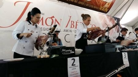 El joven cortador de Cumbres Mayores Antonio González gana el concurso de la Feria del Jamón