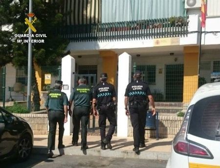 Detienen a dos mujeres por robar móviles en la playa de La Antilla y relojes en una vivienda de Lepe 